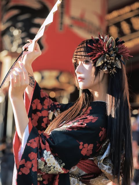 淡いブルーのレース着物と低めの編み込みアップの後ろ姿